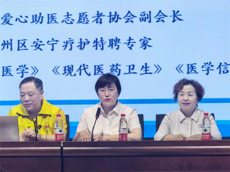 党建促会建，公益进校区 一 重庆市护理学会开展急救技能公益培训